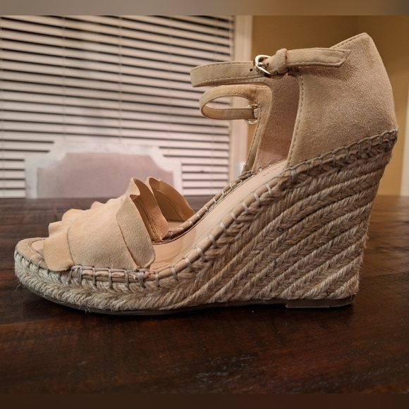 Marc Fisher Kickoff Leather Open Toe Wedge Sandal Ruffle Heels Bohemian Beige - Picture 6 of 12